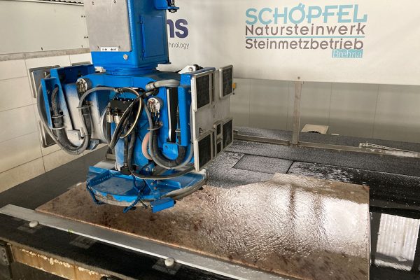 CNC-Maschine-bei-der-Arbeit.jpg