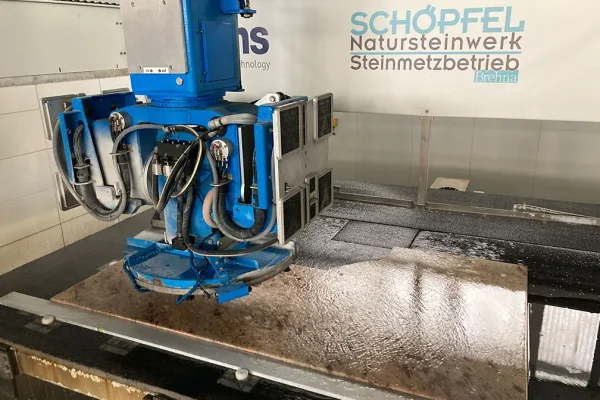 CNC-Maschine-bei-der-Arbeit.jpg